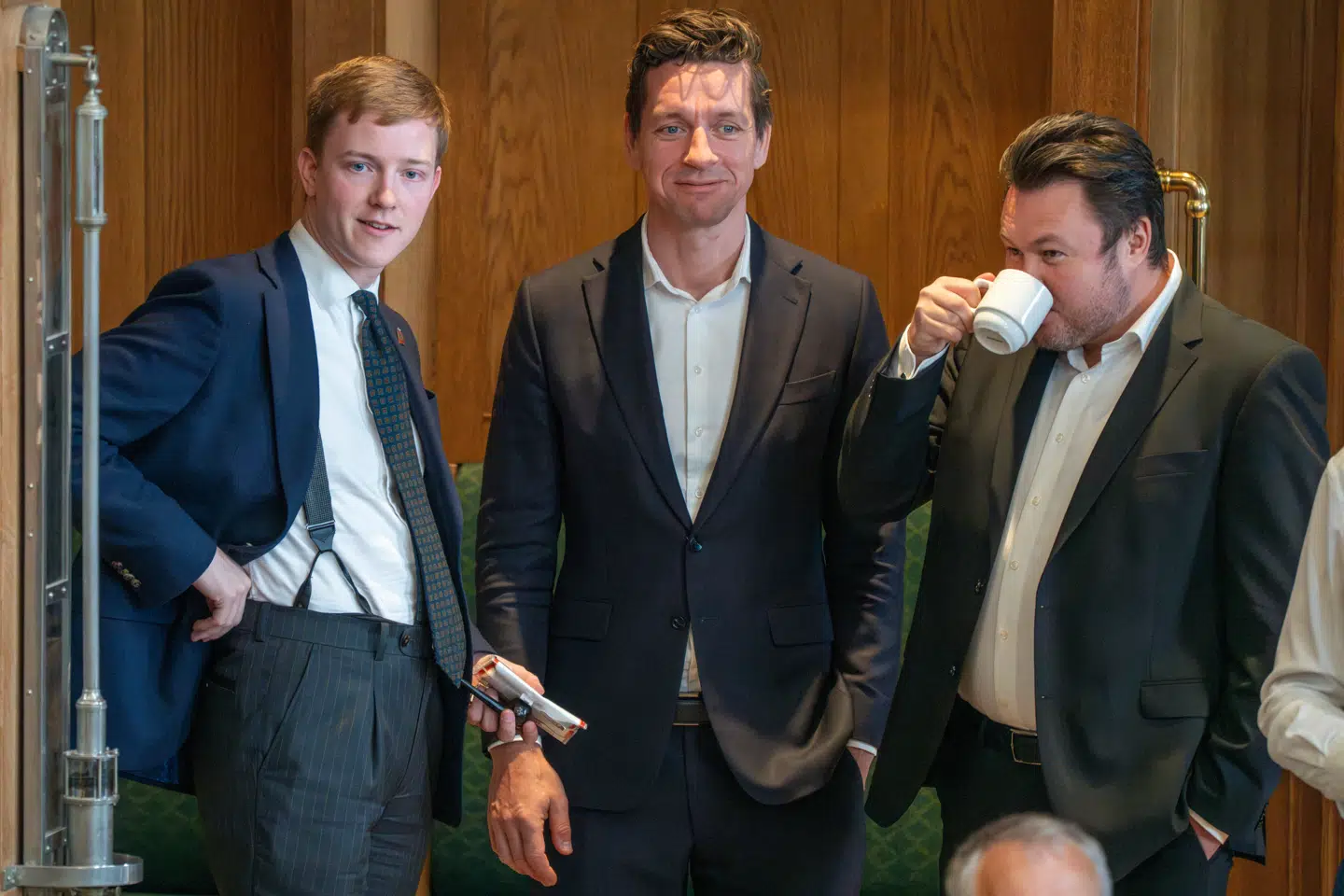 Flere ordførere fra regeringen sendte ros mod Mikkel Bjørn (DF) og Dansk Folkeparti, da et lovforslag om tildeling af statsborgerskab skulle behandles.