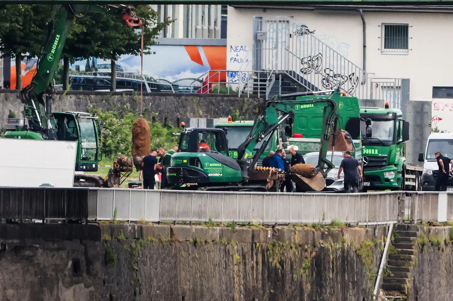 Bomberne blev fundet ved Rhinen i Köln mandag.