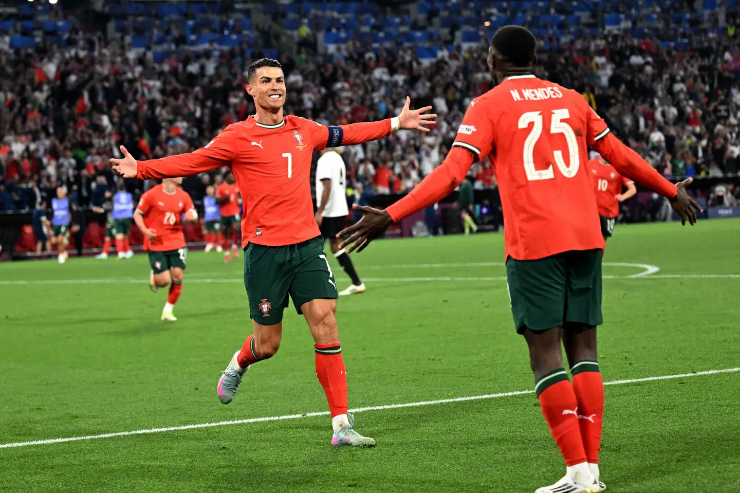 Cristiano Ronaldo takker Nuno Mendes for det fornemme oplæg til matchvindermålet.