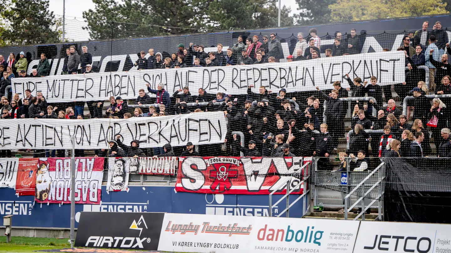 »Jeres mødre solgte sig selv på Reeperbahn. Nu skal I sælge jeres AaB-aktier,« lød opfordringen fra fansene.