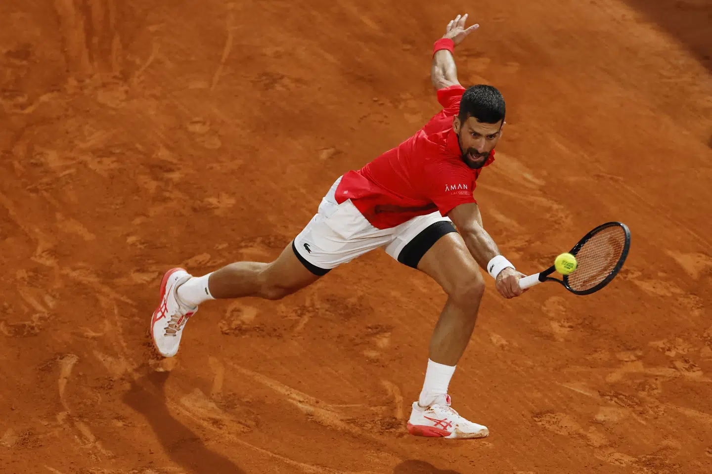 Efter et svært første sæt kom Novak Djokovic i gang og leverede højt niveau på det franske grus.