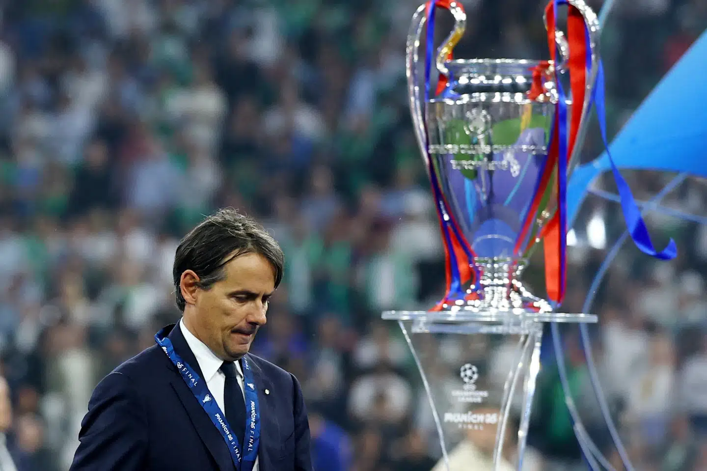 Simone Inzaghi går forbi Champions League-trofæet i lørdag, efter at Inter tabte finalen til Paris Saint-Germain. Torsdag blev Inzaghi præsenteret som ny træner i Al-Hilal. (Arkivfoto).