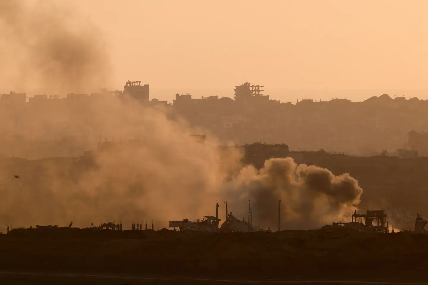 Røg stiger op efter eksplosion i Gaza onsdag.