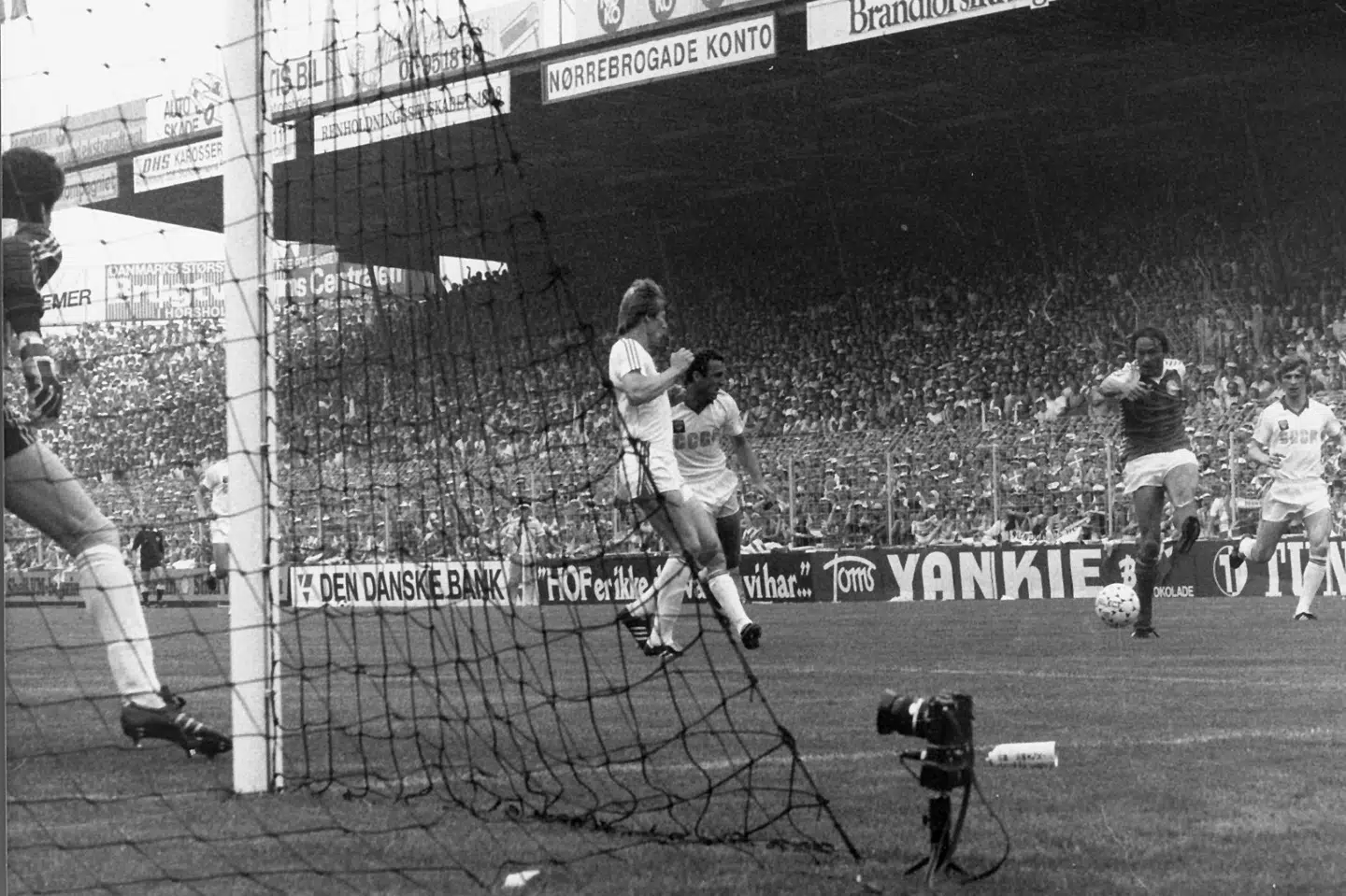 Preben Elkjær satte et par russiske forsvarsspillere til vægs og scorede til 2-0 fra en spids vinkel. (Arkivfoto).