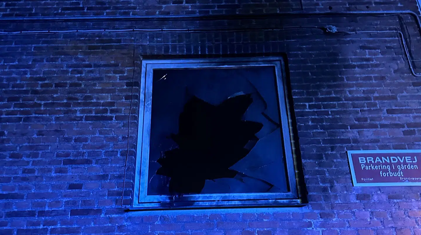 Her ses det vindue ind til kvindens lejlighed, hvor hun på videoen så, at der opstod eksplosioner og brand.