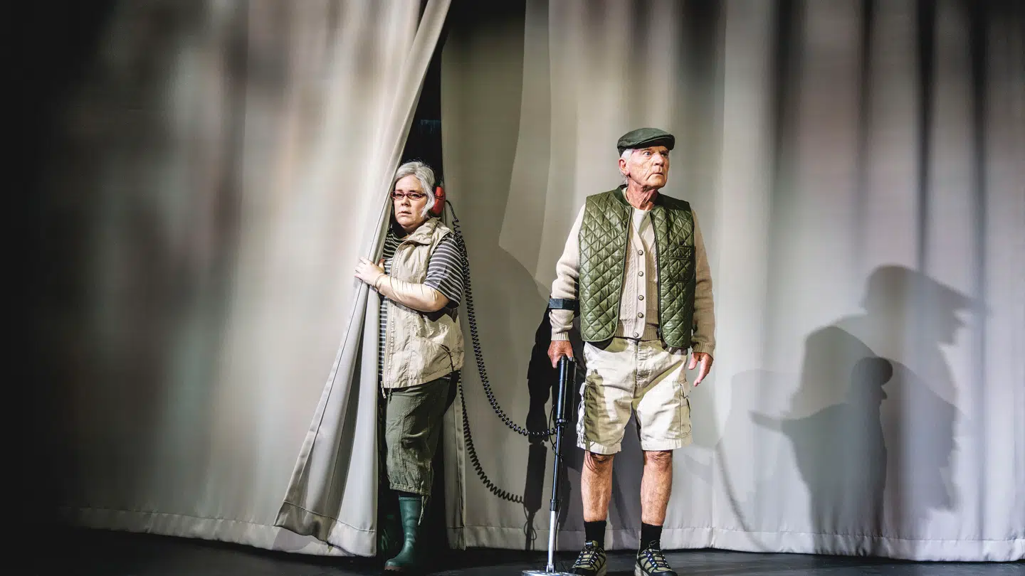 Linda P og Kurt Ravn som ægtepar med metaldetektor.