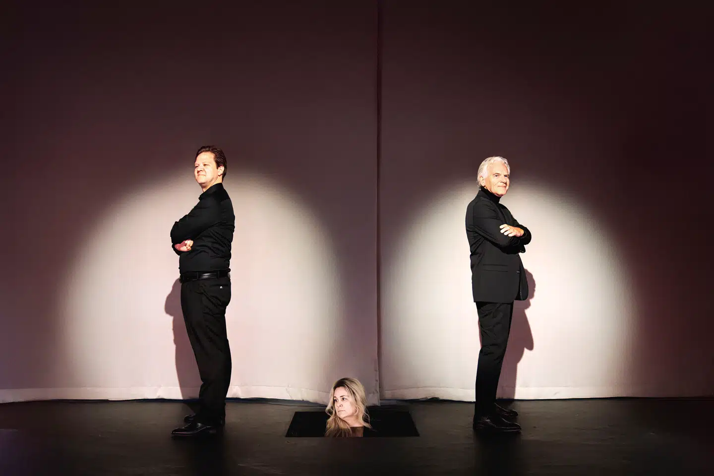 Tivolirevyen 2025 vil tydeligvis gerne forny sig selv. Spørgsmålet er bare, om det er lykkedes. Jeg synes det ikke, skriver Sarah Iben Almbjerg i sin anmeldelse af Linda Ps første omgang som kreativ chef for den gamle revy.