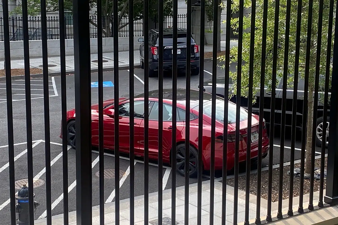 En Tesla-bil tilhørende den amerikanske præsident, Donald Trump, holder ifølge nyhedsbureauet AP uden for Det Hvide Hus natten til fredag dansk tid.