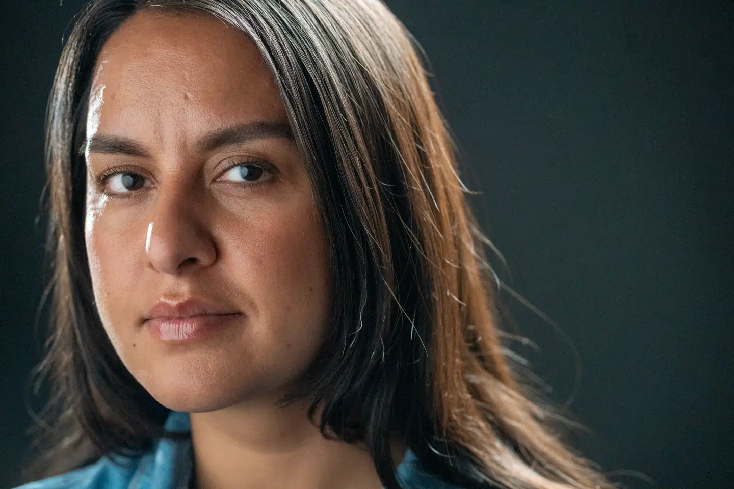 »Vi ved fra forskningen, at traumer vandrer videre gennem generationer. Vold er et af dem, der er sværest at bryde,« skriver Geeti Amiri Kjær.