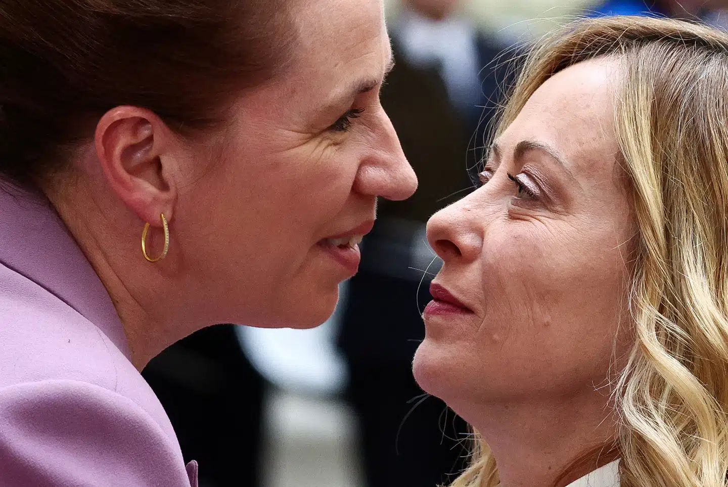 For nylig besøgte statsminister Mette Frederiksen sin italienske kollega, premierminister Giorgia Meloni i Rom. De to regeringschefer er afsender på et brev, der lægger op til et opgør med Den Europæiske Menneskerettighedsdomstol. For juraprofessor Mads Bryde Andersen efterlyser mod fra danske jurister til at blande sig i debatten om de internationale konventioner.