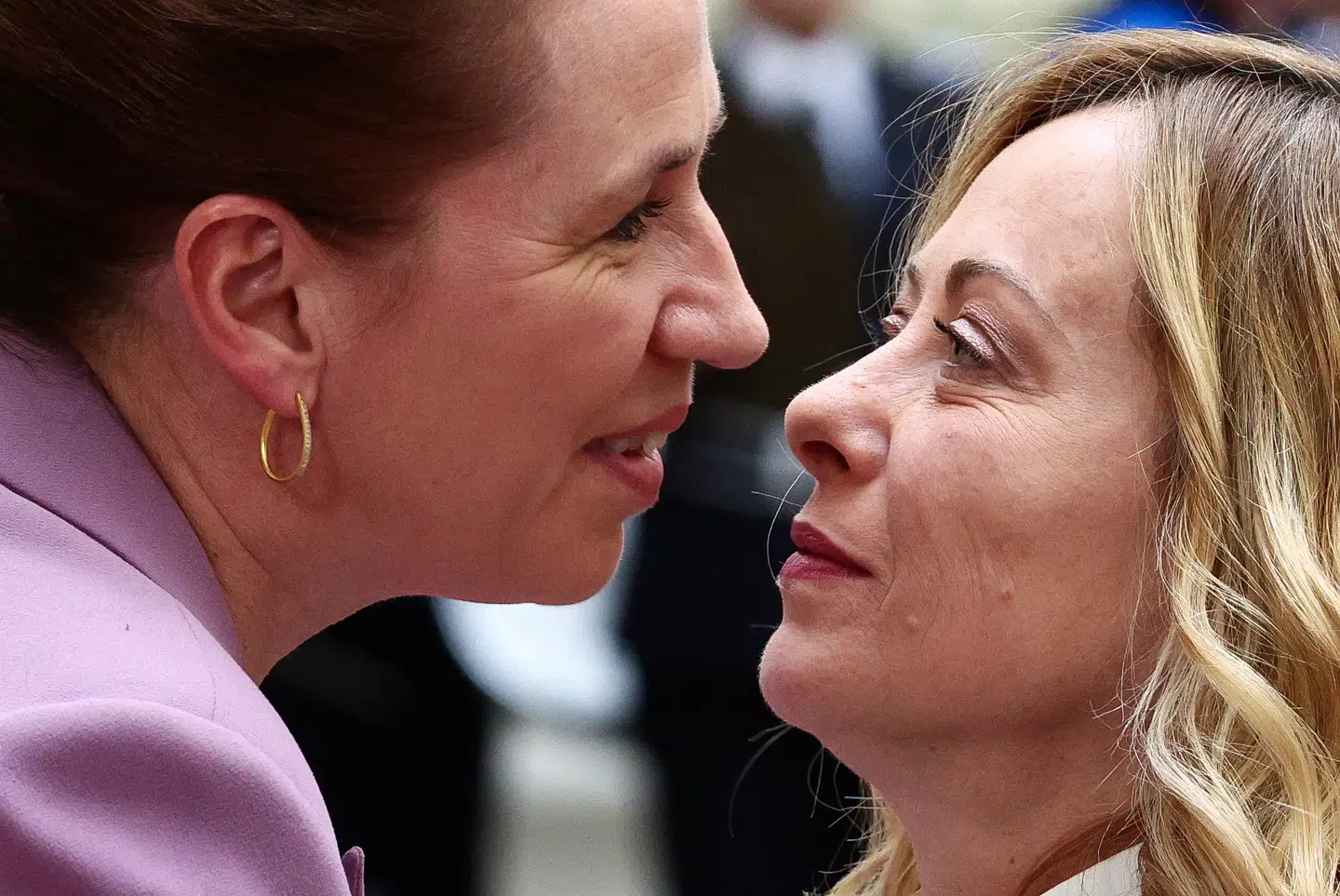 For nylig besøgte statsminister Mette Frederiksen sin italienske kollega, premierminister Giorgia Meloni i Rom. De to regeringschefer er afsender på et brev, der lægger op til et opgør med Den Europæiske Menneskerettighedsdomstol. For juraprofessor Mads Bryde Andersen efterlyser mod fra danske jurister til at blande sig i debatten om de internationale konventioner.