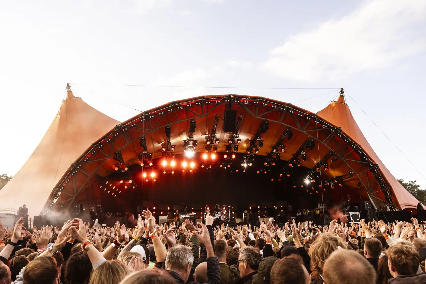Orange Scene er den største scene på Roskilde Festival med plads til omkring 60.000 tilskuere. Scenens form og farve er desuden blevet et vartegn for den danske festival. (Arkivfoto).