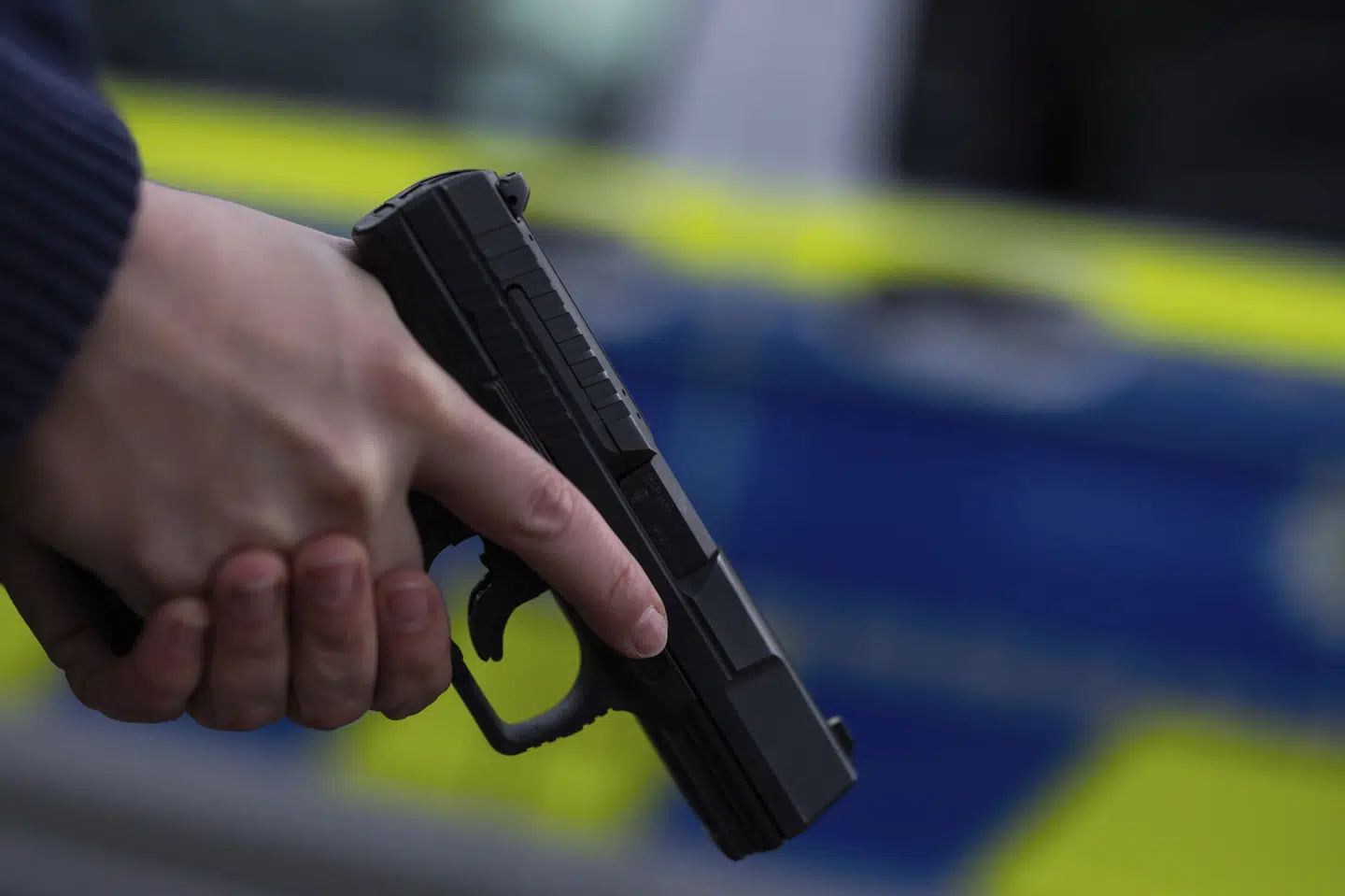 I flere tilfælde blev det arrangeret, at tilrejsende fik overleveret skydevåben til at begå drab i Danmark. 22-årig mand anklages for at have haft en koordinerende rolle. Våbnet på billedet har ikke relation til de konkrete sager. (Arkivfoto)