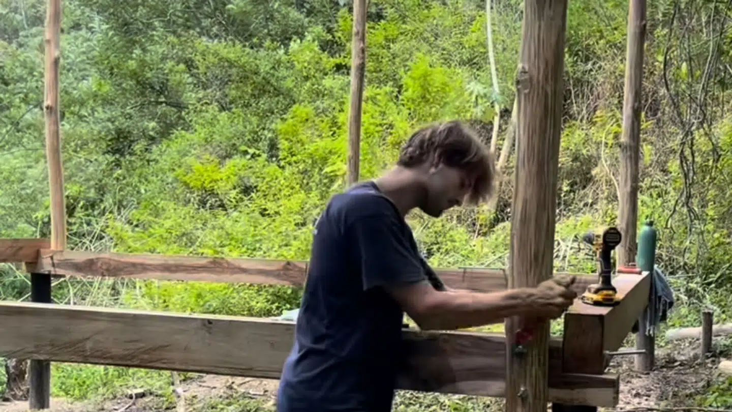 Robert er gået i gang med at bygge en hytte på grunden. Det dokumenterer han på sin Instagram-profil 'roba_tron'.