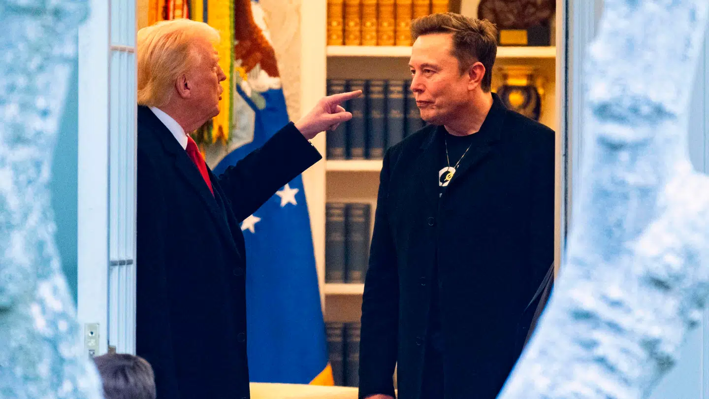 Donald Trump og Elon Musk gik verbalt amok på hinanden på hver sit sociale medie torsdag.