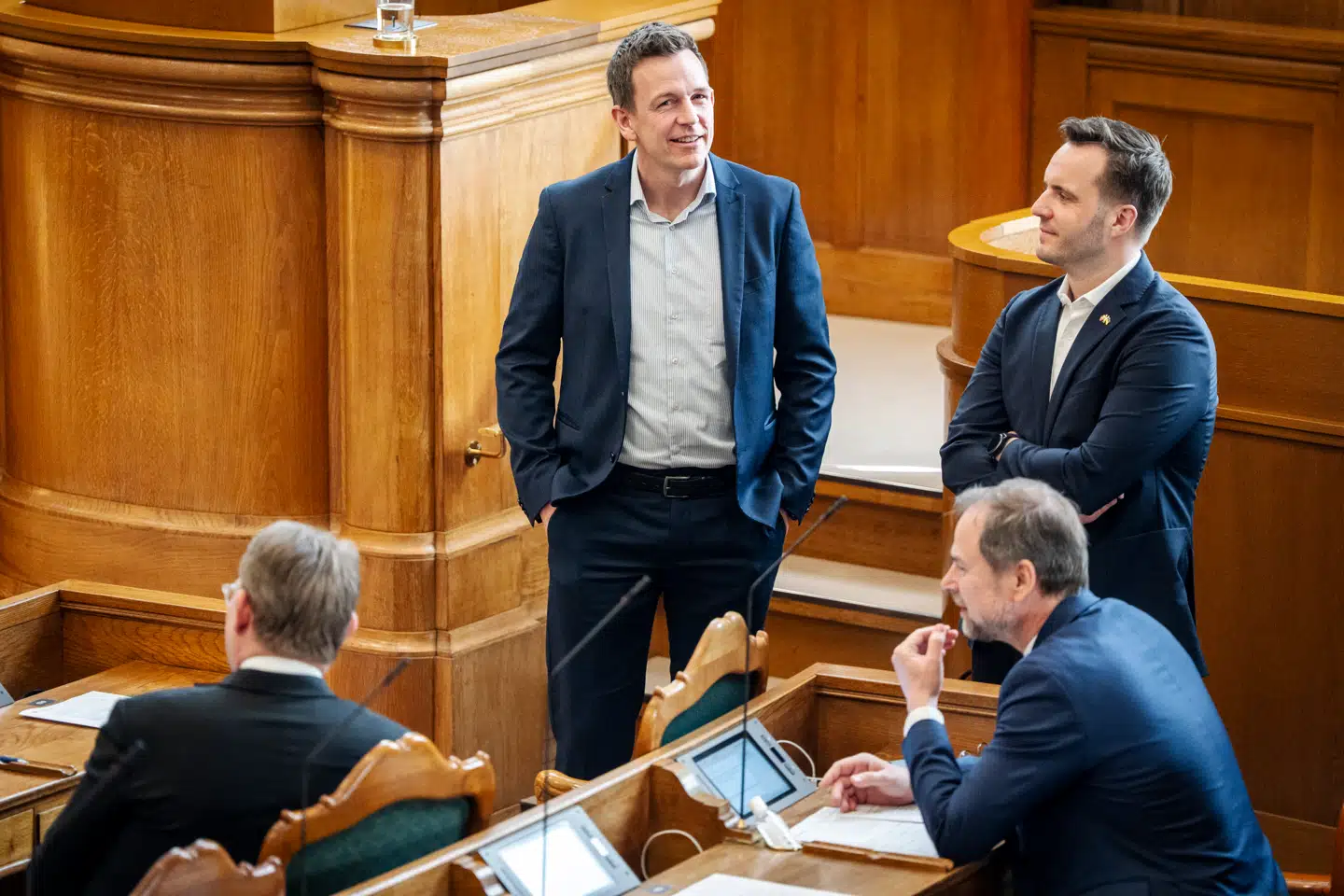 »Uanset om de nye beregninger viser et lidt lavere provenu ændrer det grundlæggende ikke ved, at skattesystemet med top-topskatten er blevet mere progressivt,« skriver Rasmus Stoklund. På billedet ses Rasmus Stoklund (S) og Simon Kollerup (S) under møde i Folketingssalen.