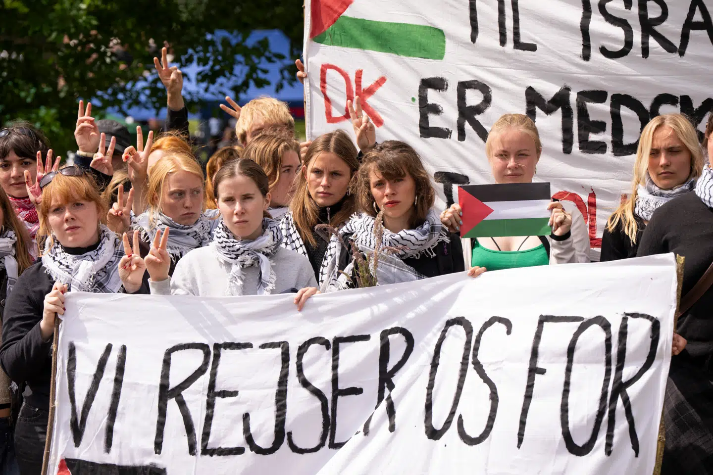 Statsminister Mette Frederiksen taler med pressen på en baggrund af en pro Palæstina-demonstration, efter hun har holdt grundlovstale på Rødding Højskole torsdag den 5. juni 2025