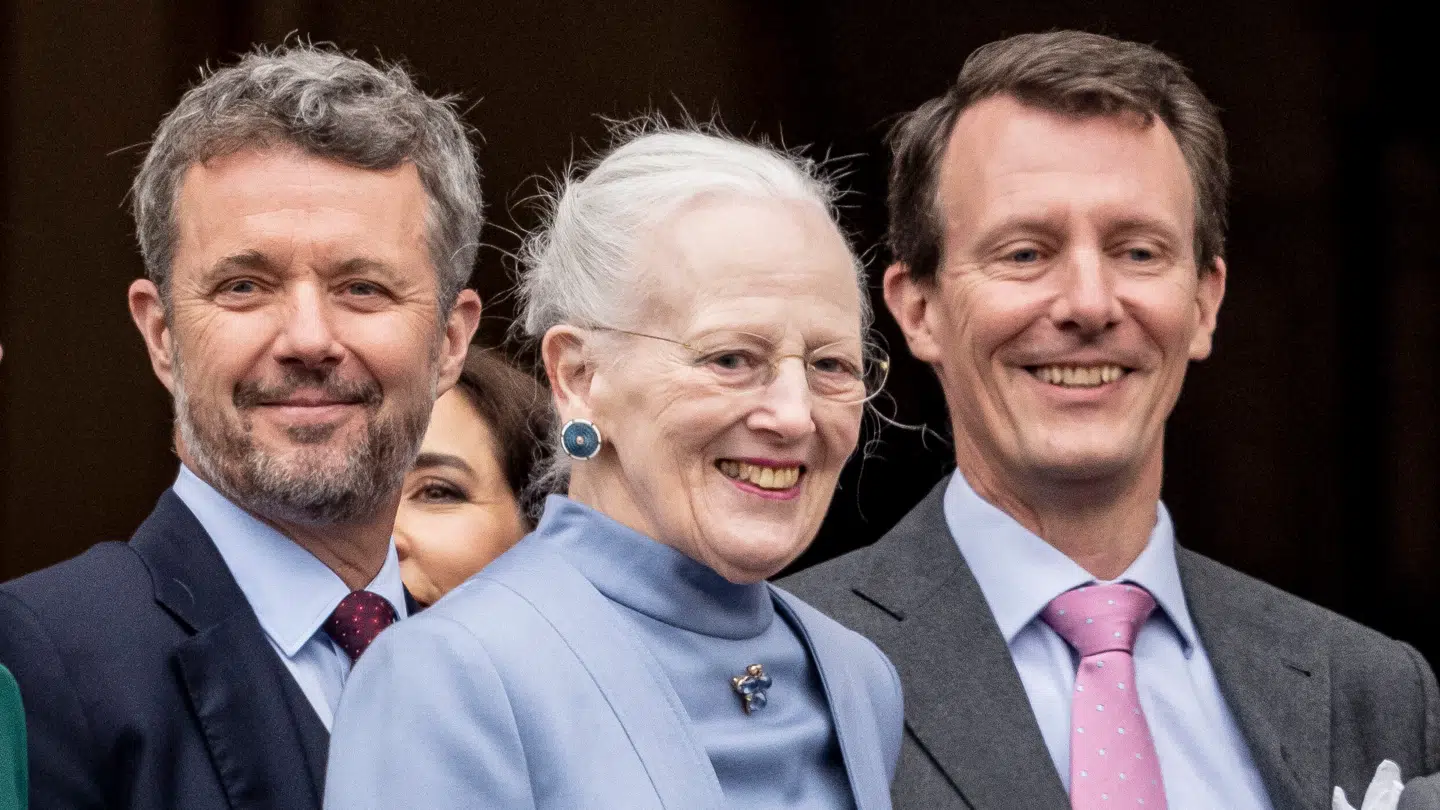 Kronprins Frederik, dronning Margrethe og prins Joachim i forbindelse med at dronningen fejrer sin 83 års fødselsdag på Amalienborg Slot i København, søndag den 16. april 2023.