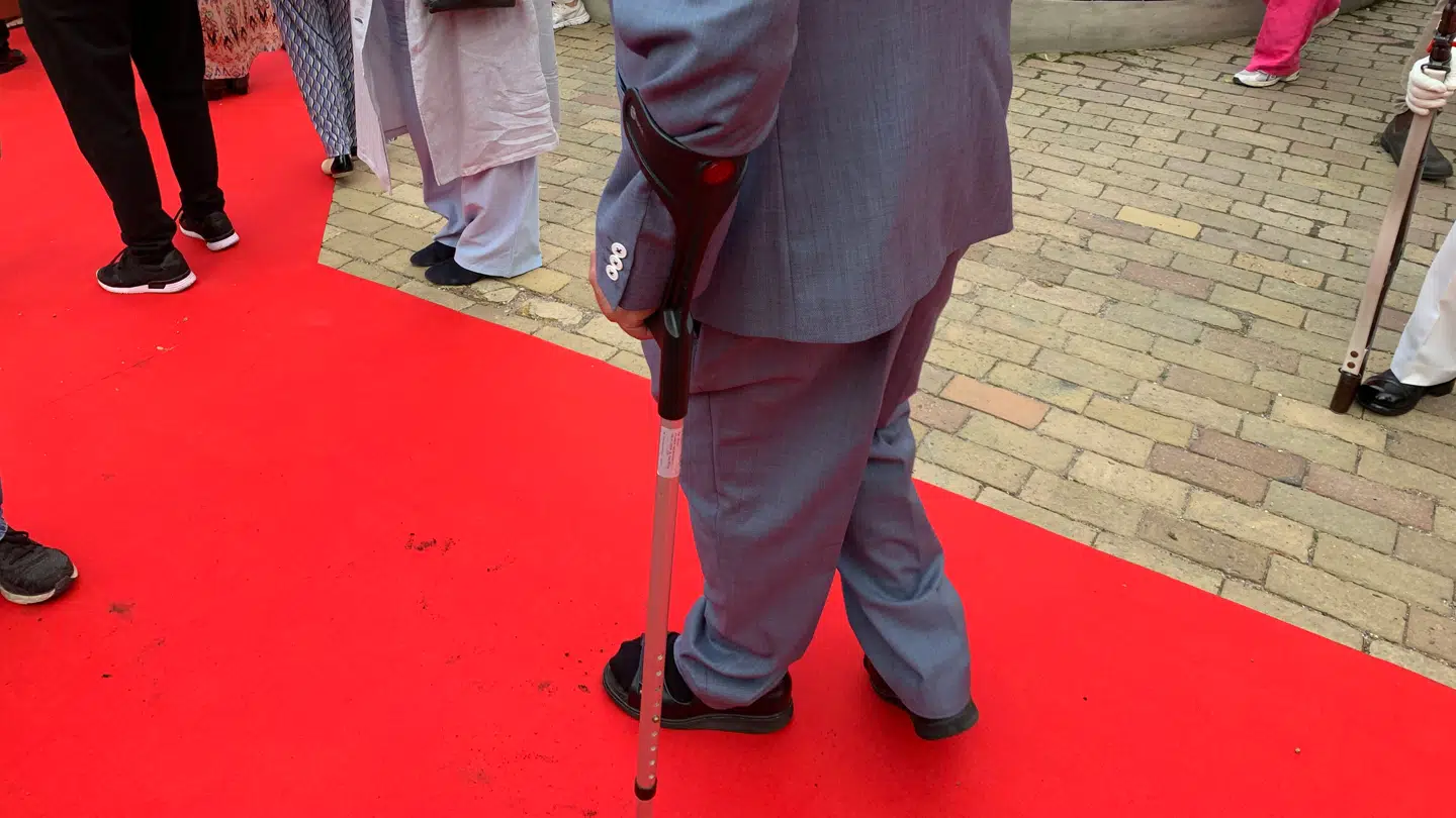 Flemming Krøll må fortsat støtte sig til en krykke.