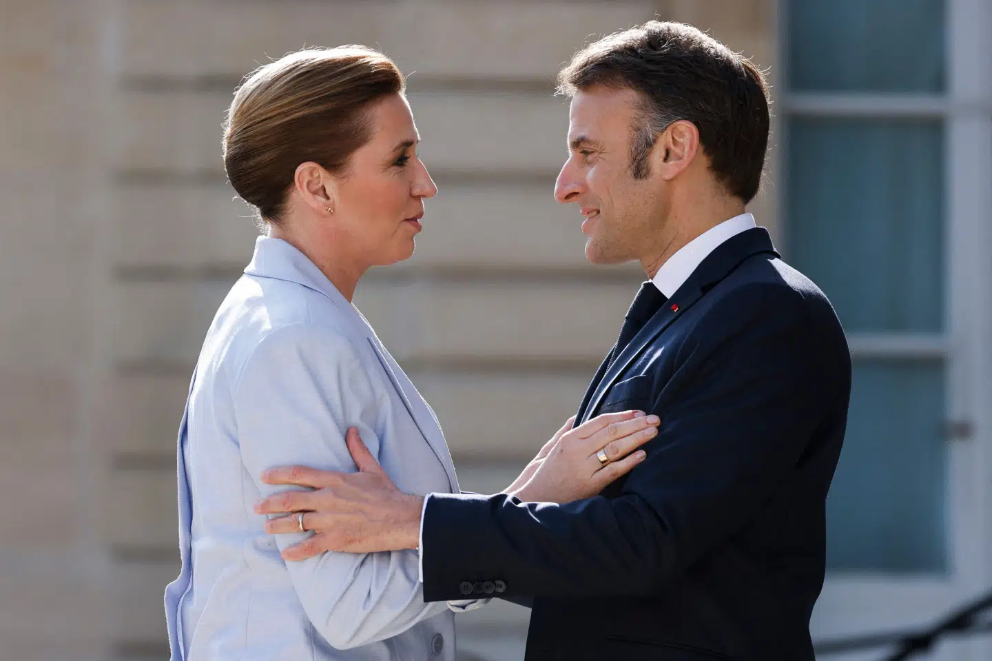 Frankrigs præsident, Emmanuel Macron, hilser den danske statsminister, Mette Frederiksen (S), velkommen 27. marts i Paris til et topmøde. 15. juni gør Mette Frederiksen Macron selskab ved et besøg i Grønland. (Arkivfoto).