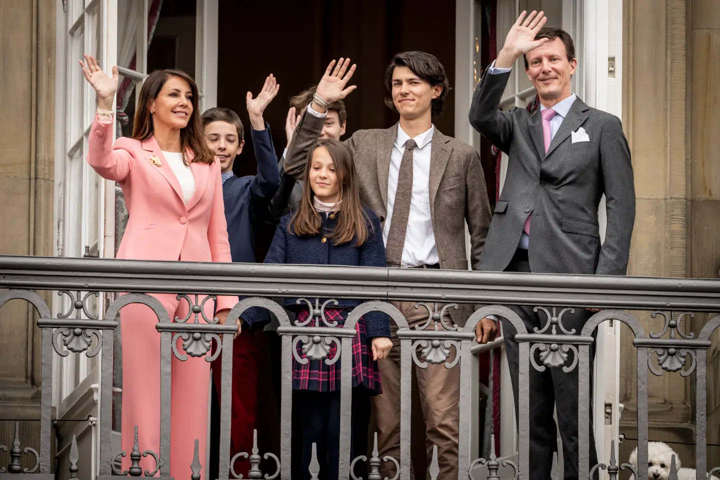 Prins Joachim på balkonen på Amalienborg med sin familie, hustruen prinsesse Marie, samt deres børn grev Henrik og komtesse Athena, samt prins Joachims børn fra ægteskabet med grevinde Alexandra, grev Felix og grev Nikolai, i anledningen af dronning Margrethes 83 års fødselsdag.