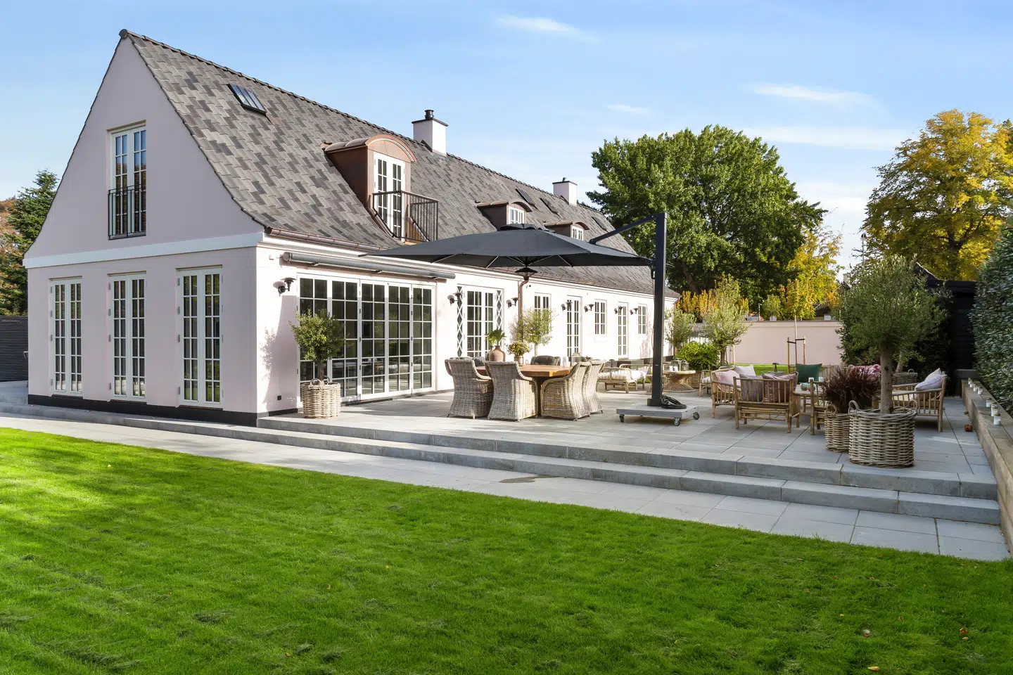 Prins Joachim og familien har dansk base på Strandvejen i Vedbæk i denne fornemme villa, som de sparede knap 2,5 millioner kroner på, da de fik den til 25,6 millioner kroner. Foto: Elbæks Liebhavermægler