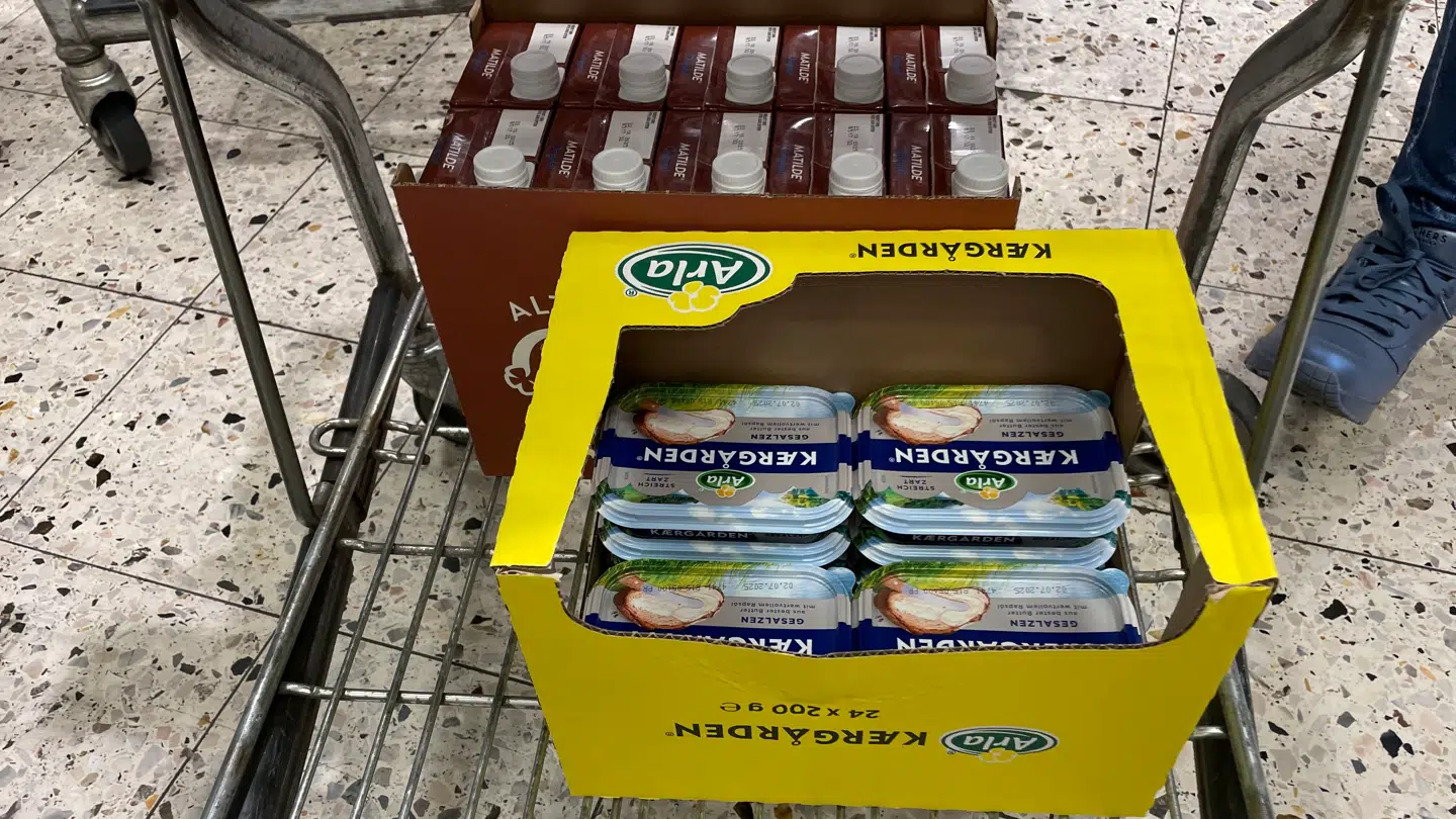 Her ses pakkerne med Kærgården på indkøbsvognen.