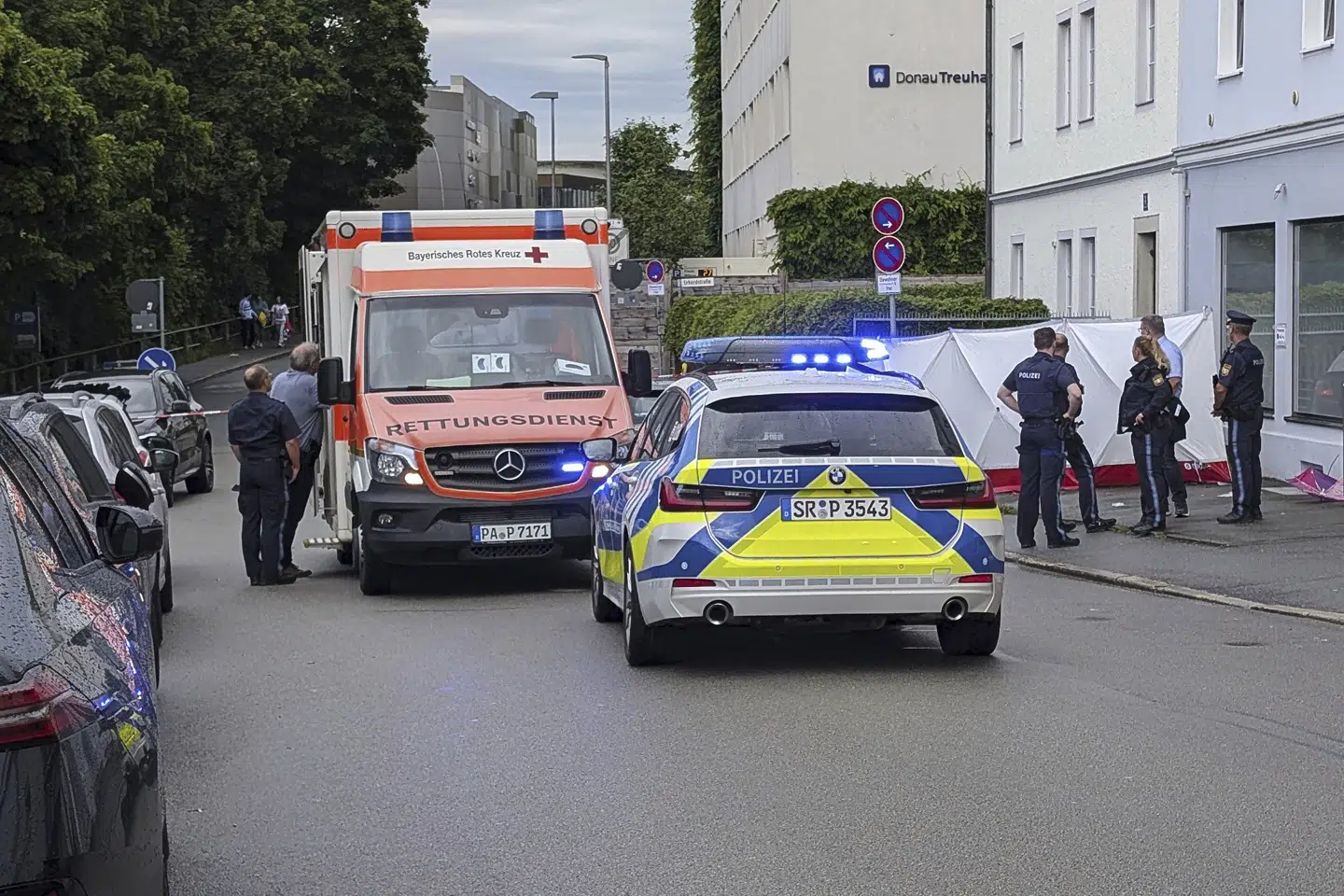 Politi og ambulance er på stedet i den sydtyske by Passau, hvor en bil lørdag har ramt en menneskemængde.