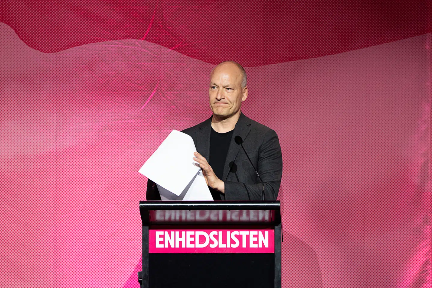 Enhedslistens hovedbestyrelse har skrevet en længere vedtagelsestekst, som tager et grundlæggende opgør med partiets historie som et pacifistisk parti. Politisk ordfører Pelle Dragsted vil gøre Enhedslisten til et forsvarsparti.