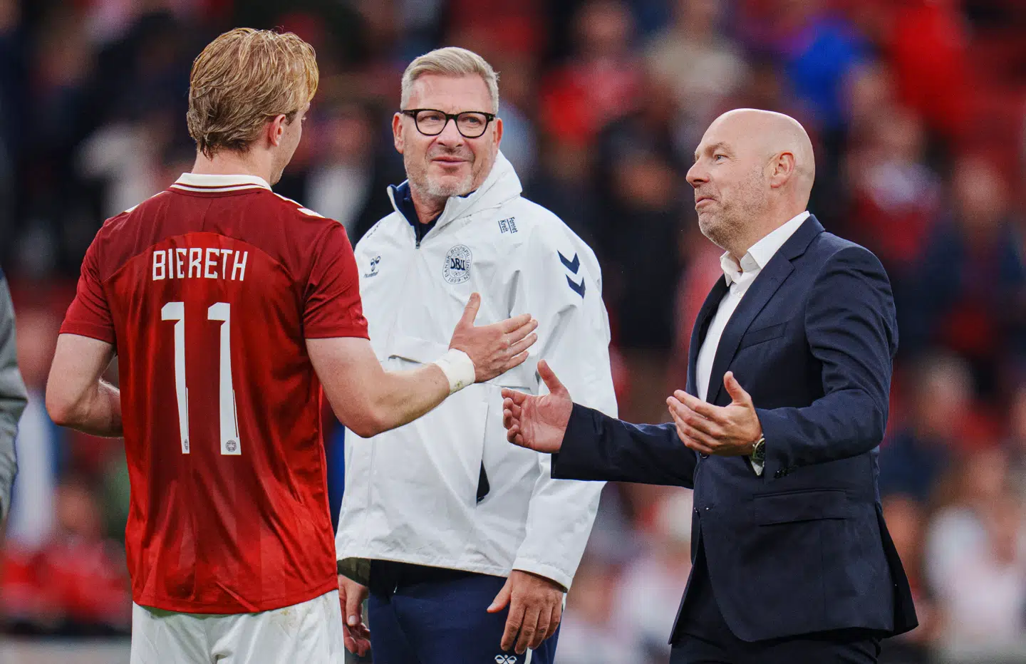 Det danske landshold er på jagt efter en ny identitet under landstræner Brian Riemer. En af svarene kan ligge i Monaco-angriberen Mika Biereth, der slog lejr i det nordirske straffesparksfelt lørdag.