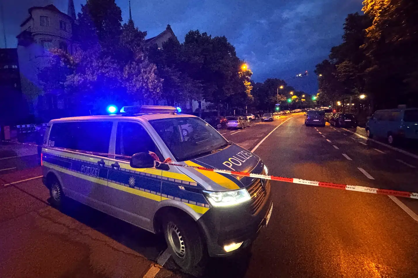 Politiet var lørdag aften til stede ved en park i München, hvor en kvinde angreb to personer med en kniv. Kvinden blev skudt og dræbt af politiet.