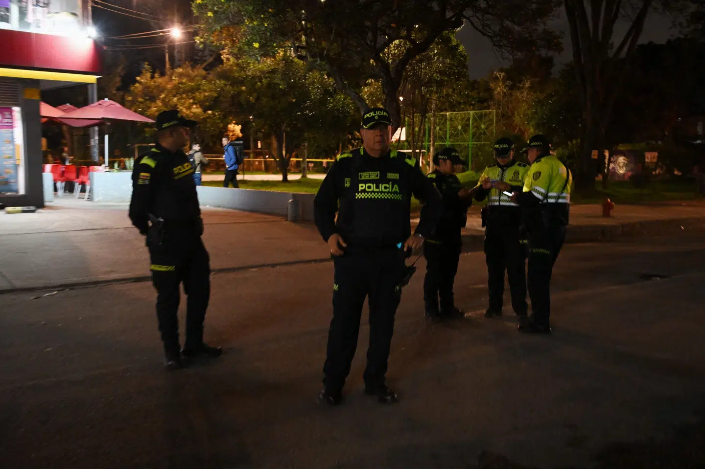 Politi arbejder på det sted i Bogotá, hvor Miguel Uribe lørdag eftermiddag lokal tid blev skudt.