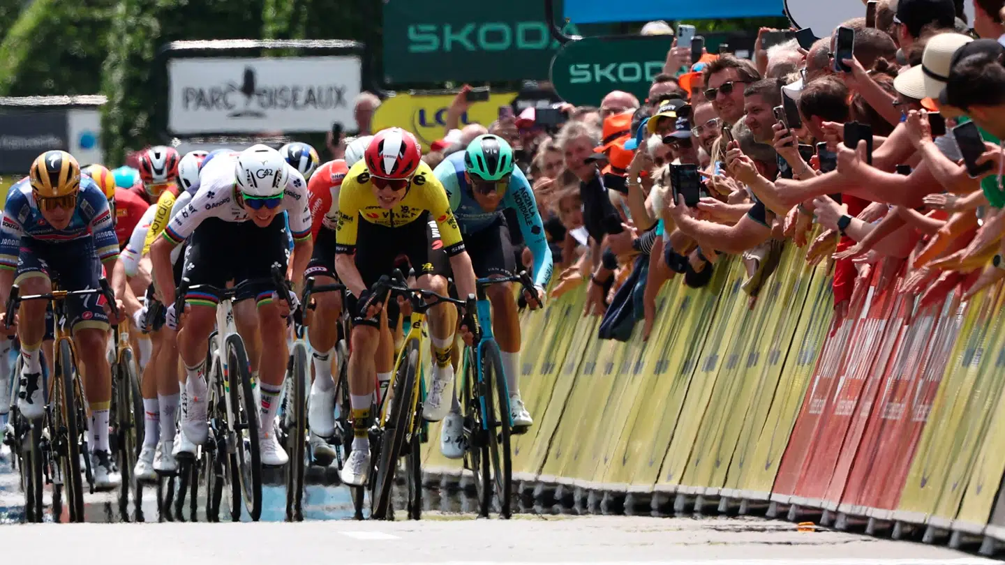 Ved et absurd scenario endte Jonas Vingegaard og Tadej Pogacar med at sprinte om sejren på den ellers relativt flade etape.