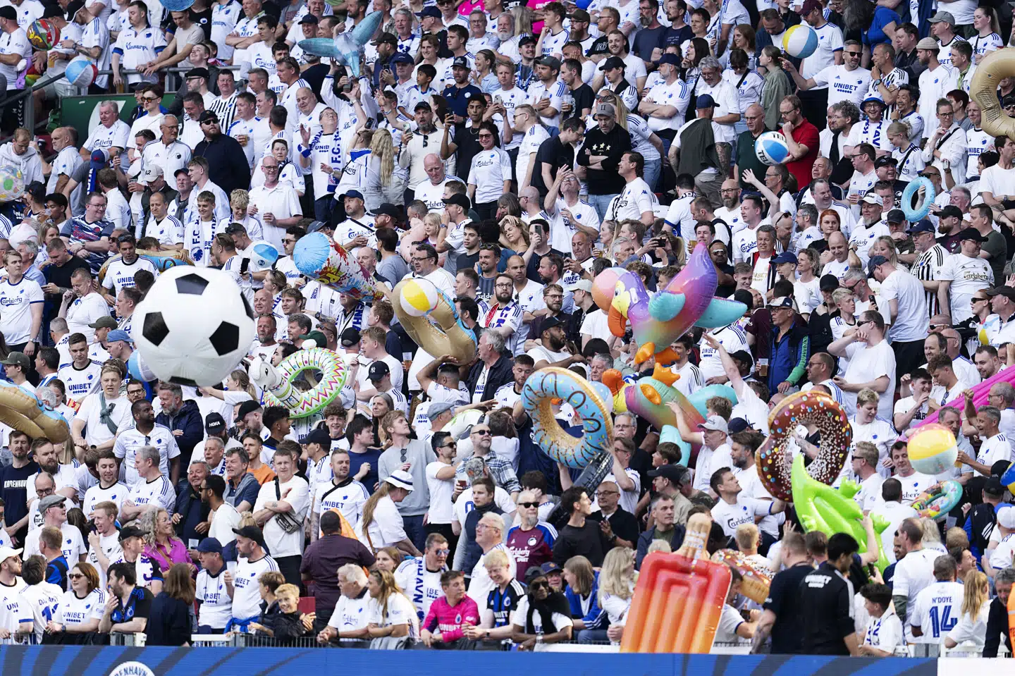 FC København-fans var søndag mødt talstærkt frem til klubbens kvindeholds første kamp i Parken. Her ses tilskuere fra den sidste herrekamp i Superligaen i maj. (Arkivfoto).
