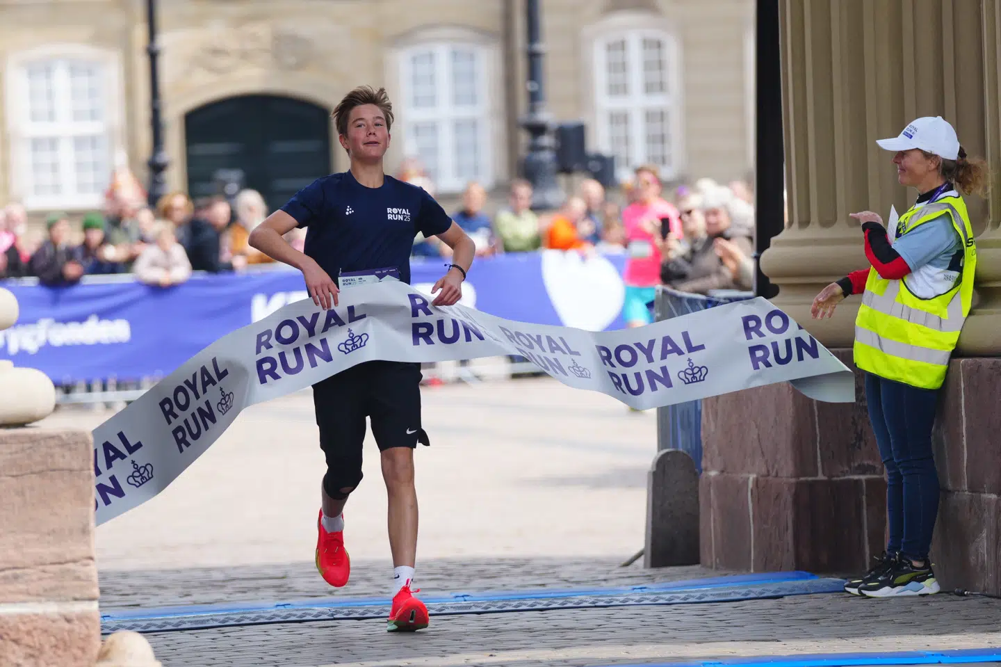 Prins Vincent løb ifølge TV 2 først over målstregen i København. Han brugte fem minutter og 56 sekunder på at tilbagelægge strækningen one mile, som svarer til 1,6 kilometer.