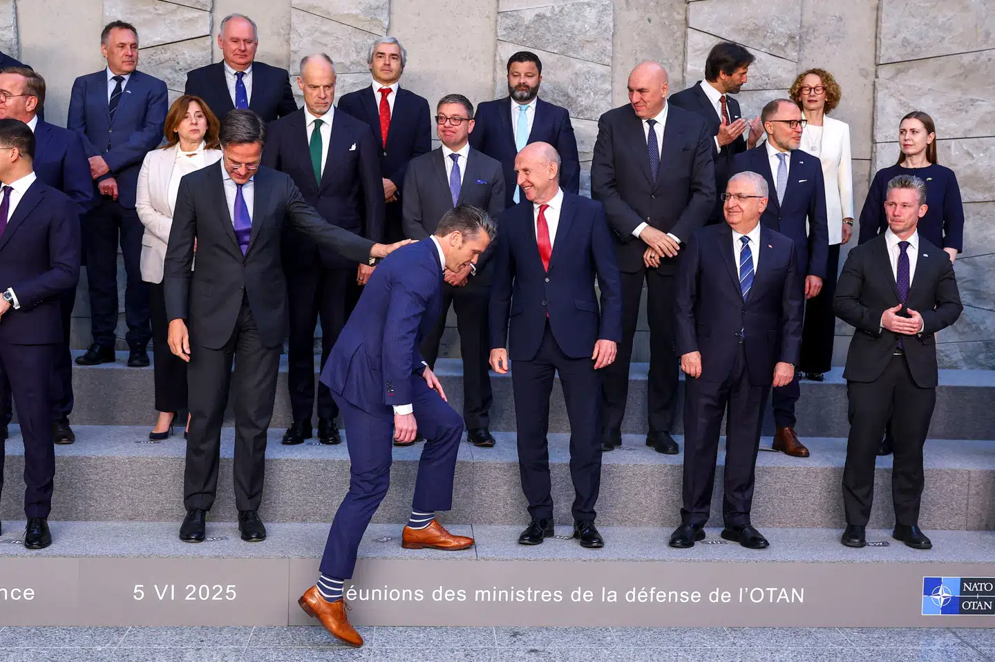 Nato-landene er tæt på at forpligte sig til at bruge fem procent af deres bnp på forsvar, sagde USA's forsvarsminister, Pete Hegseth, som her er ved at tage opstilling til det officielle foto med sine forsvarsministerkolleger i Nato under et møde torsdag i Bruxelles. Nato's generalsekretær, Mark Rutte, der på billedet har en hånd på Hegseths skulder, ønsker at se en femdobling inden for missil- og luftforsvar. (Arkivfoto)