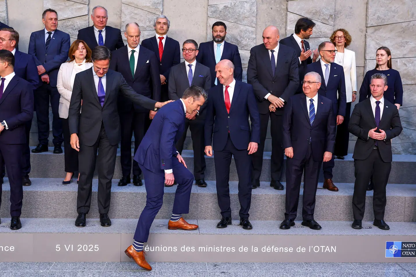 Nato-landene er tæt på at forpligte sig til at bruge fem procent af deres bnp på forsvar, sagde USA's forsvarsminister, Pete Hegseth, som her er ved at tage opstilling til det officielle foto med sine forsvarsministerkolleger i Nato under et møde torsdag i Bruxelles. Nato's generalsekretær, Mark Rutte, der på billedet har en hånd på Hegseths skulder, ønsker at se en femdobling inden for missil- og luftforsvar. (Arkivfoto)