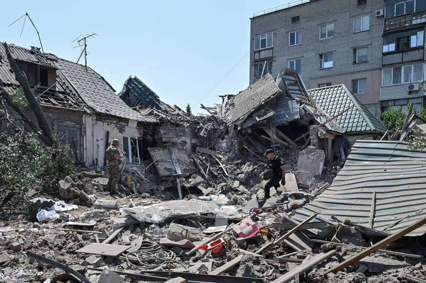 Ukrainsk politi undersøger et sted i byen Zaporizjzja, der natten til mandag blev ramt i et russisk luftangreb. I alt blev der sendt 479 droner og 20 missiler mod Ukraine, siger landets luftvåben.