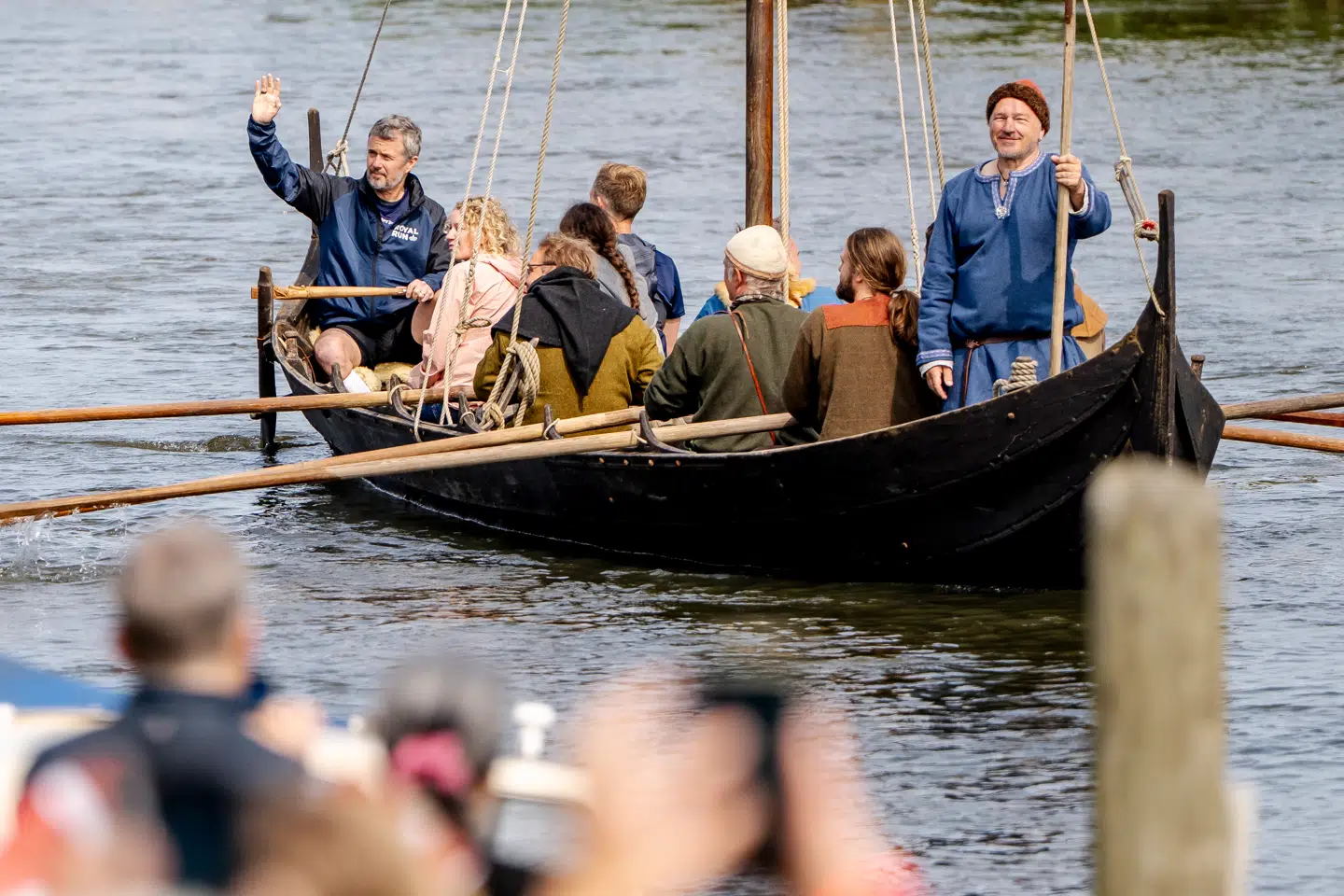 Kong Frederik ankommer sejlende til Royal Run i Ribe.