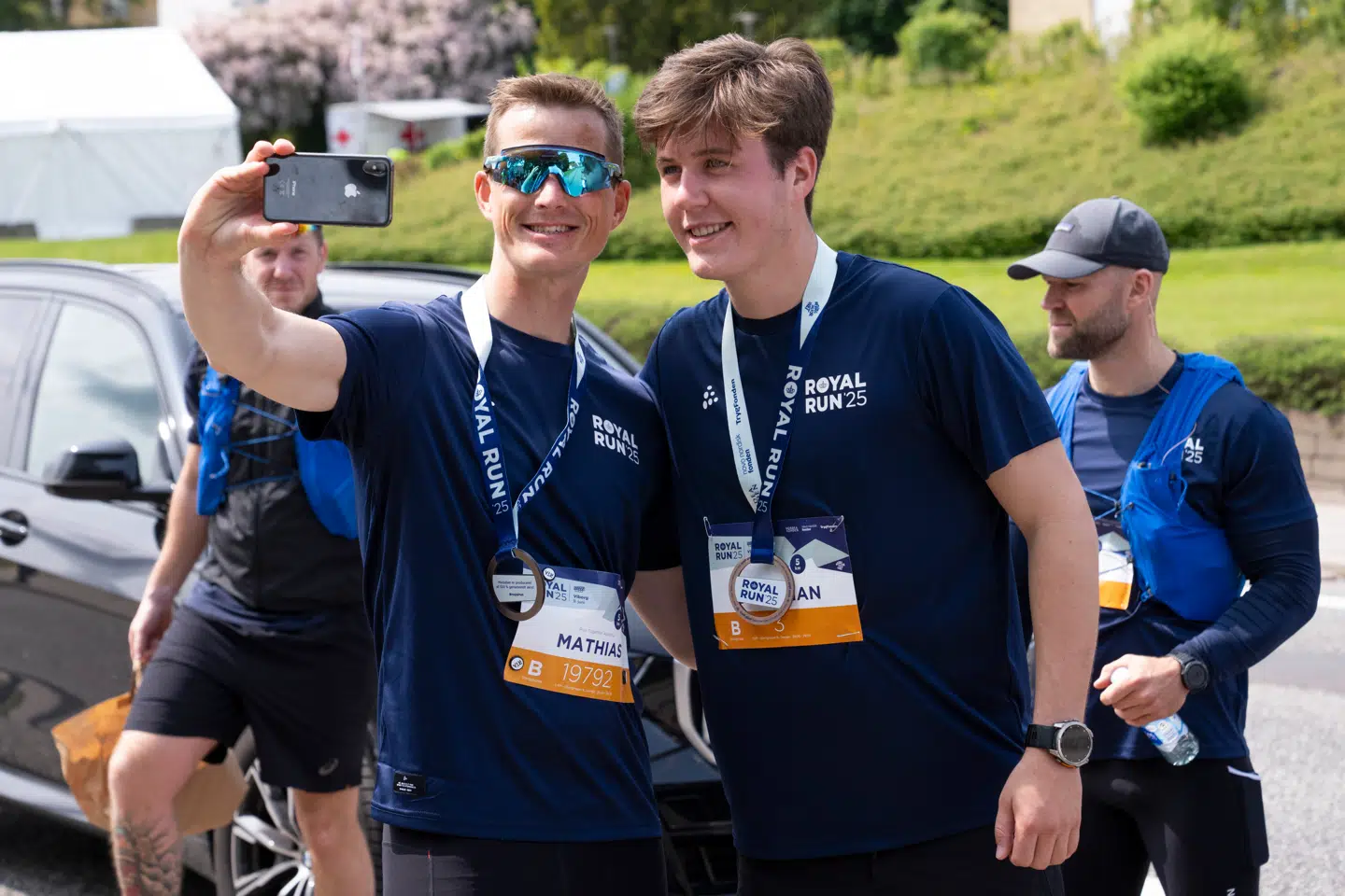 Kronprins Christian stiller op til selfies, efter han har deltaget i Royal Run i Viborg.