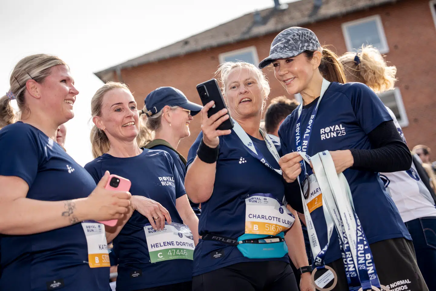 Dronning Mary deler medaljer ud efter at hun er kommet i mål under Royal Run i Korsør.