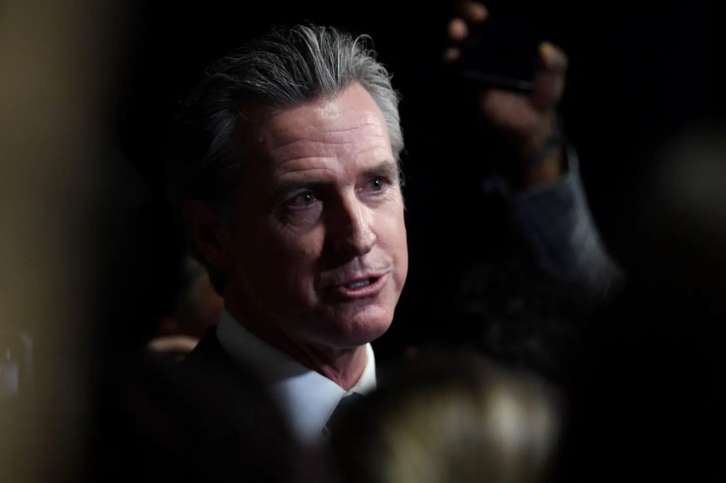 Californiens demokratiske guvernør, Gavin Newsom, mener, at Trump har overskredet sine beføjelser som præsident ved at indsætte Nationalgarden i Los Angeles.