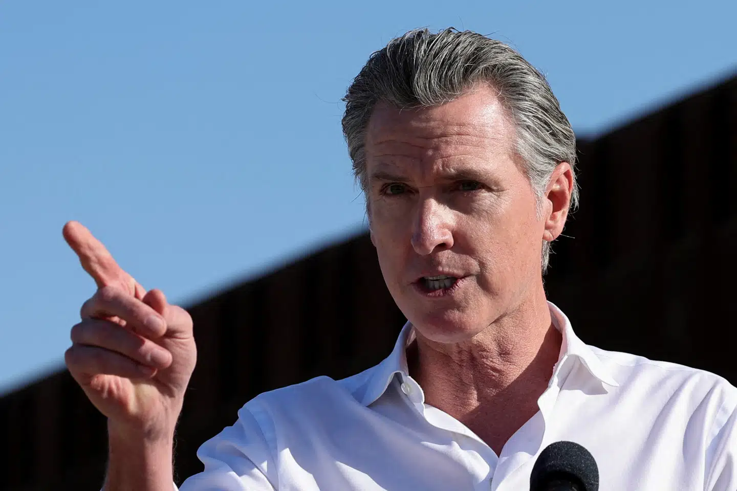 Californiens demokratiske guvernør Gavin Newsom anklager Trump for at »have skabt en krise« i Los Angeles ved at sende soldater til byen.
