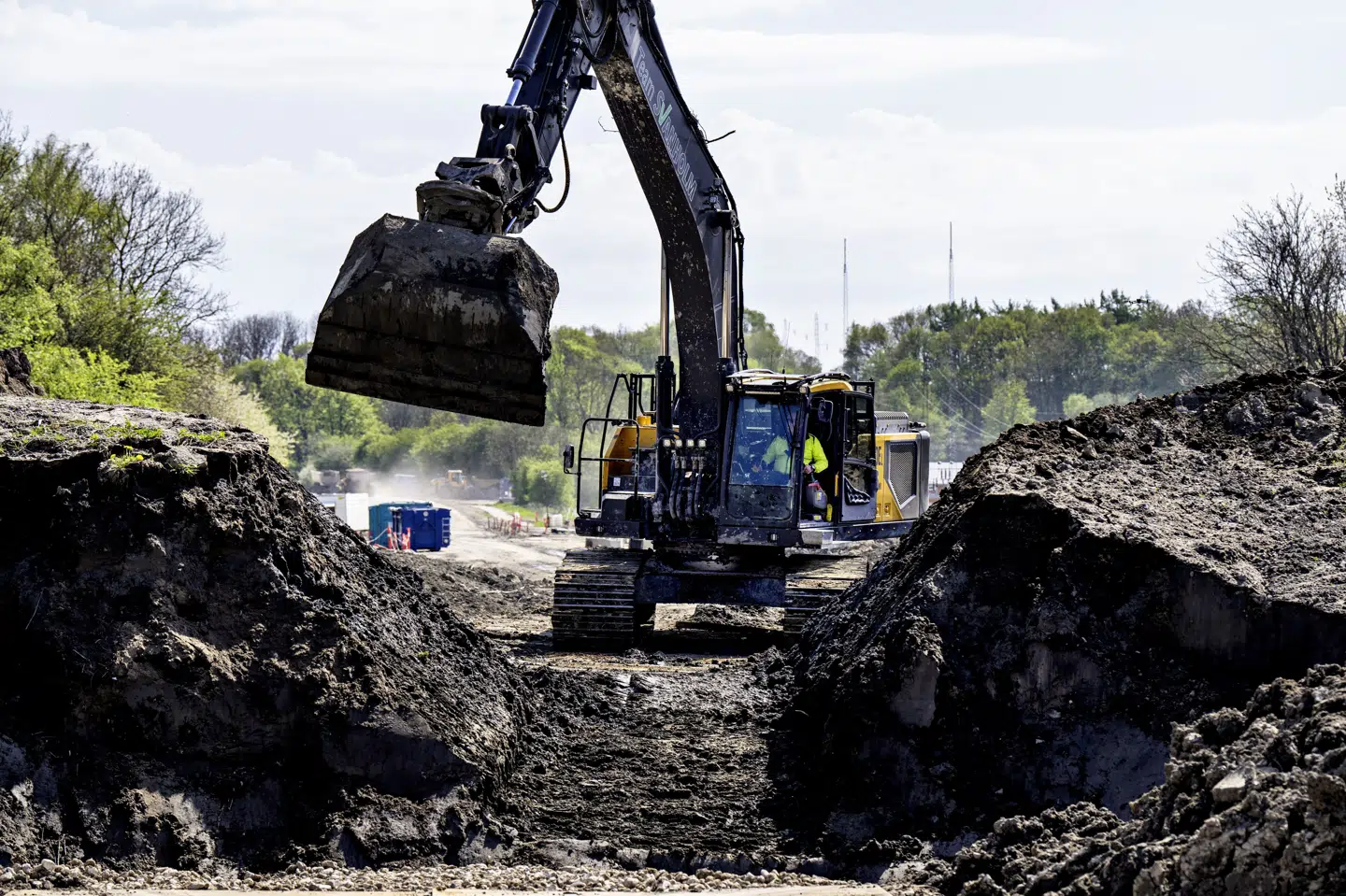 Gravemaskiner har bid for bid tygget sig igennem de store mængder jord, der fra december 2023 skred ned over Gl. Århusvej. (Arkivfoto).