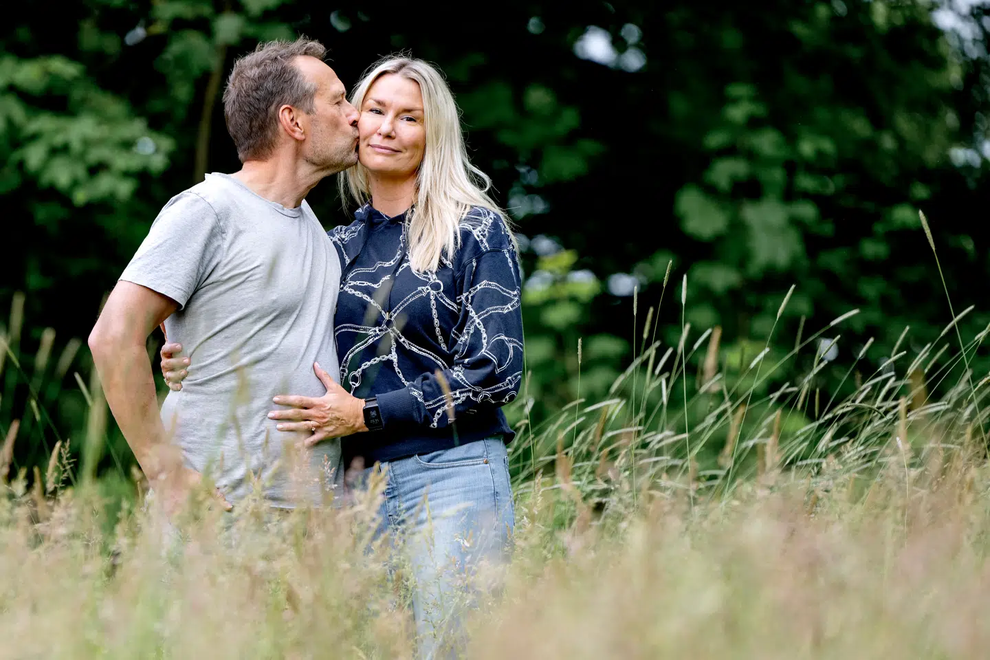 Jannie Buch og Martin Thorborg er mand og kone og forretningspartnere. Sammen har de købt hoteller og nu også et vandrehjem på Bornholm, som de dog har fundet frem til er bedst, hvis Jannie styrer det.