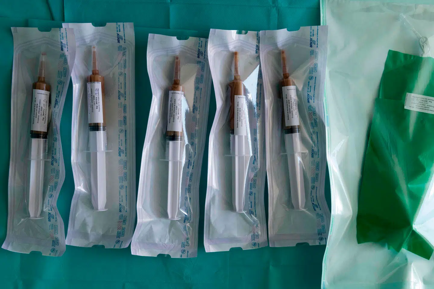 Opløsninger med fækale bakterier klar til transplantation. Foto: Thierry Zoccolan, Scanpix