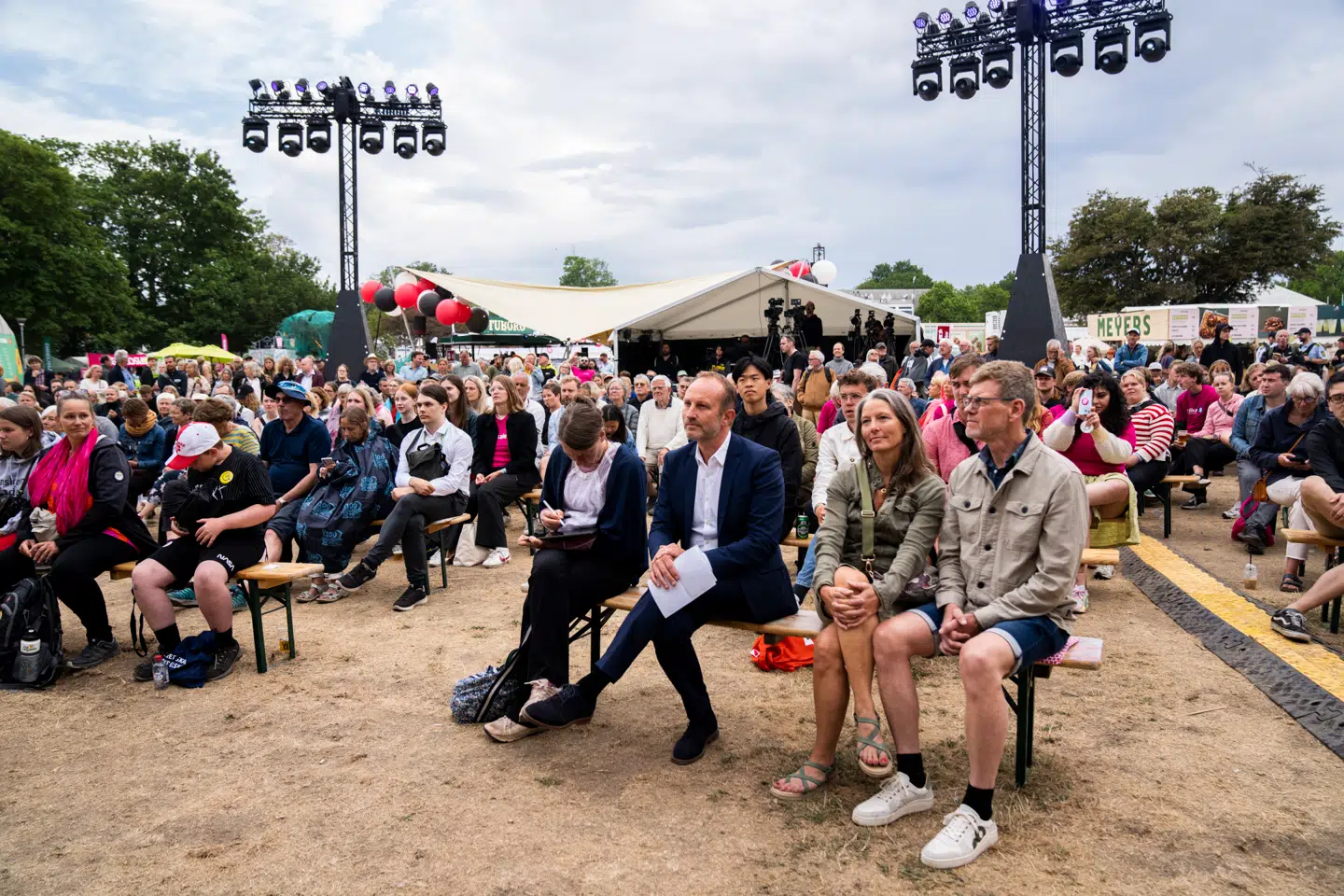 »I det ellers meget egalitære Danmark er rammen om den demokratiske samtale et klassesamfund. På den måde er Folkemødet ikke anderledes end dagligdagen i København,« skriver Jesper Olsen. Her ses Radikale Venstres Martin Lidegaard på Folkemødet i Allinge 2023.