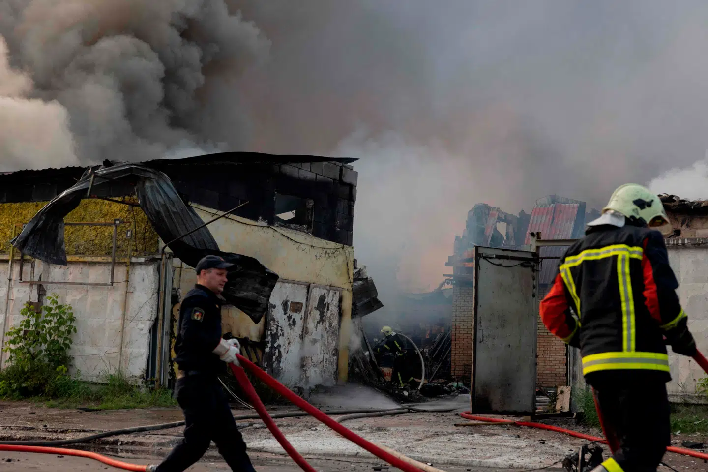 Brandmænd slukker brand efter droneangreb på Ukraines hovedstad, Kyiv. Rusland udførte tidligt 10. juni »massive« droneangreb på Kyiv og havnebyen Odessa. De kommer efter Ukraines spektakulære overraskelsesangreb på russiske kampfly 1. juni 2025.