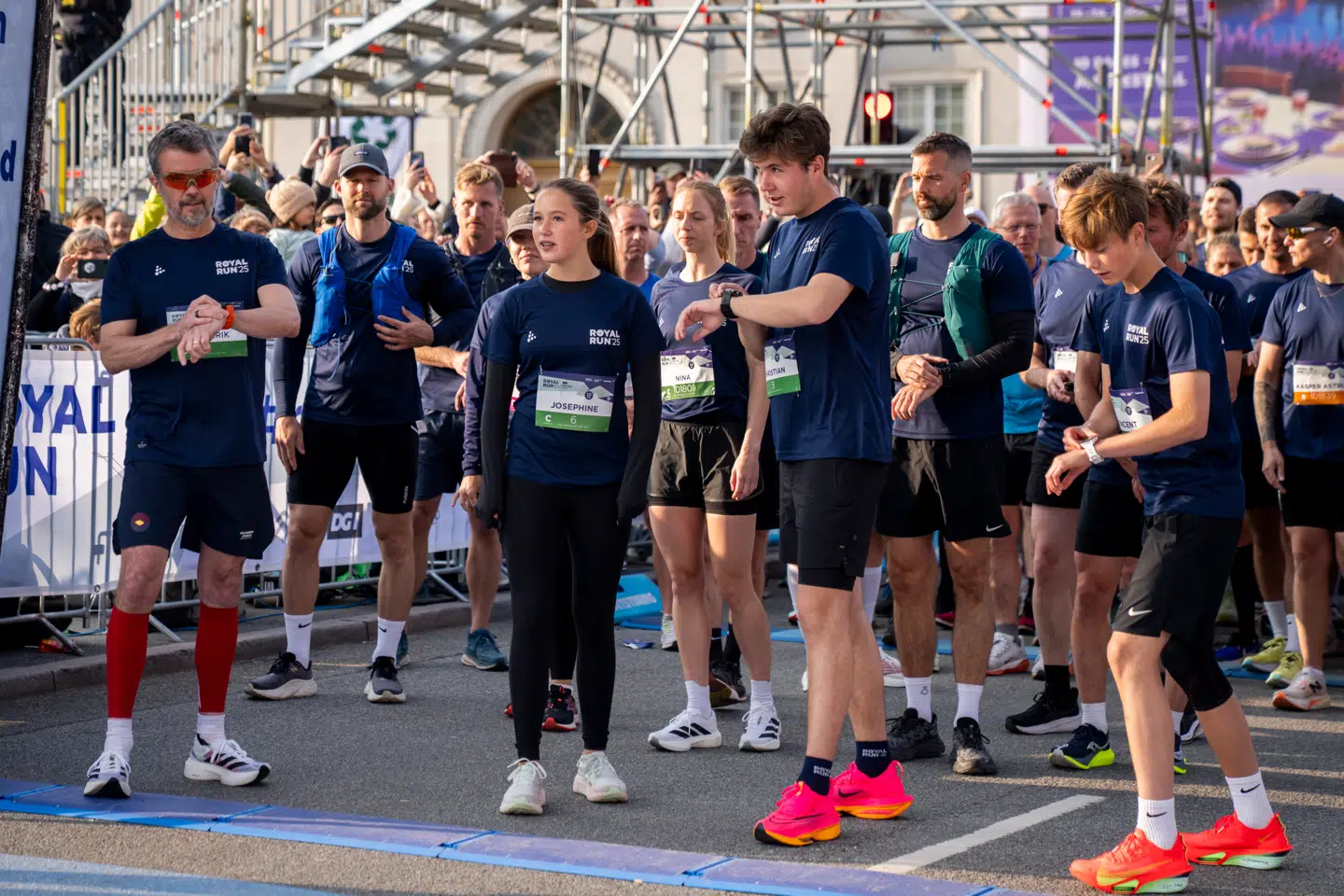 Kong Frederik X, kronprins Christian, prins Vincent og prinsesse Josephine ved starten på 10 km distancen.