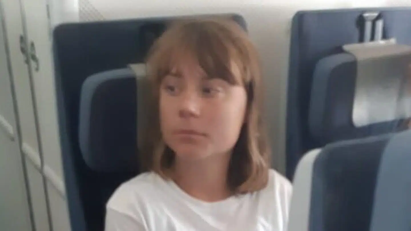 Her ses den svenske aktivist Greta Thunberg ombord på et fly på vej mod Sverige.